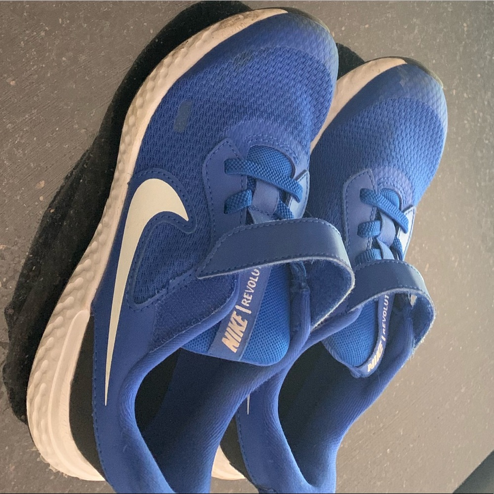 2 pairs of Nike boys sneakers